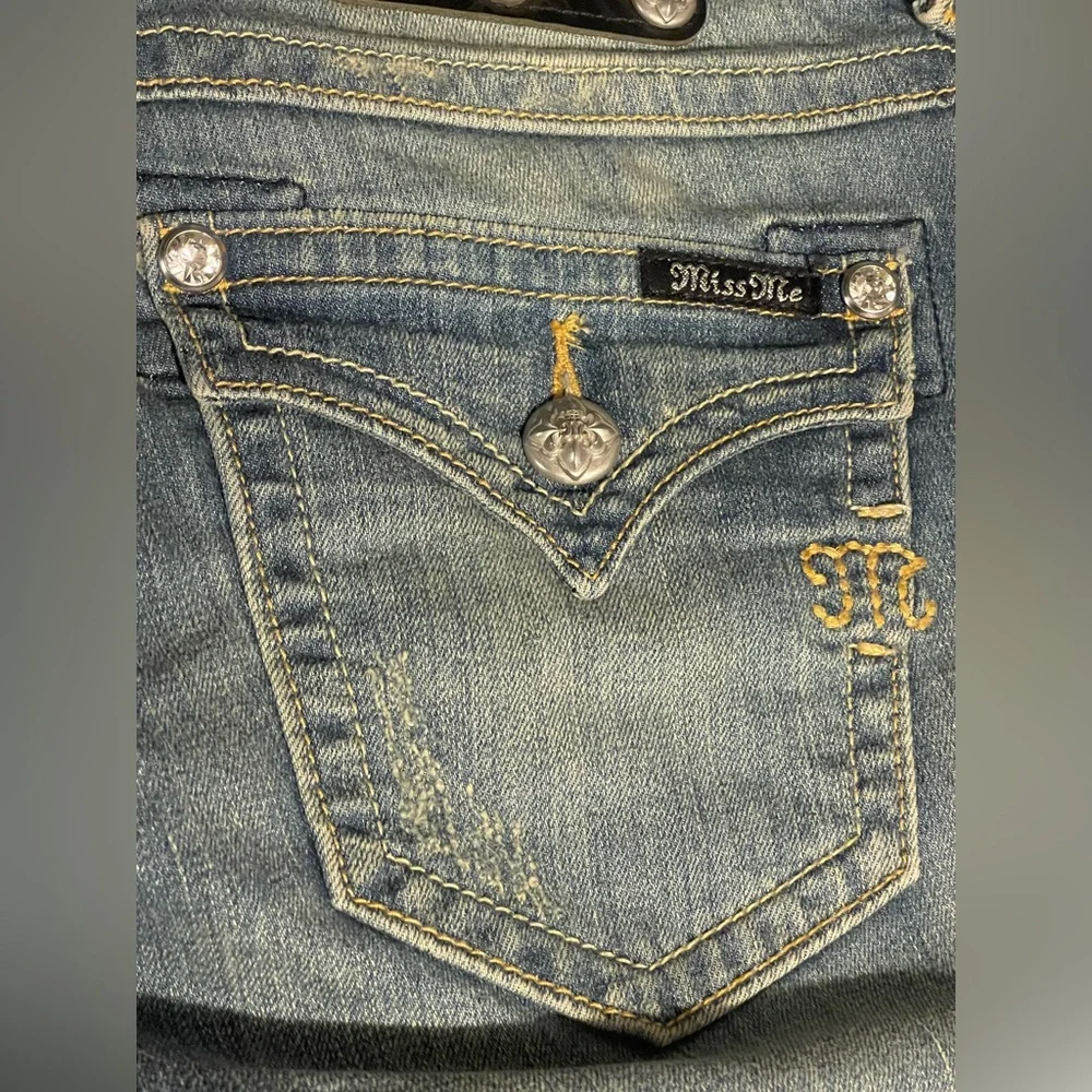 NWT Miss Me Women’s Boyfriend Capri Medium Wash Blue Jeans Size 25‎